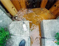 パーライトが地下水で浸食され、地崩れを起こすのを防止する集水井の状況