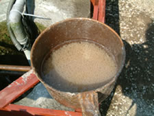 沈んでいるのがフロックと呼ばれる凝集して水綿状になっている活性汚泥。