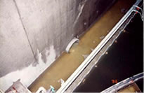 鉄筋コンクリート製沈殿槽の内部